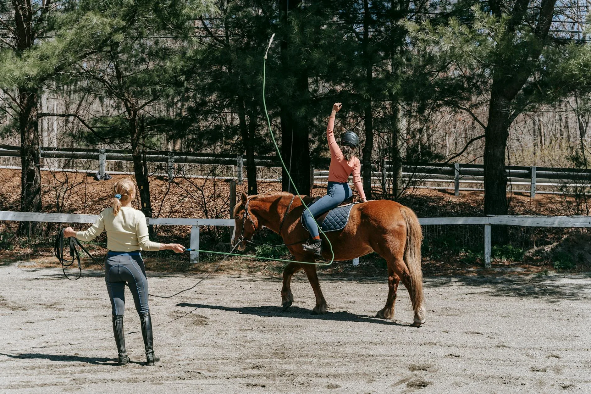 Trening jazdy konnej dwóch jeźdźców na zewnątrz w słoneczny dzień