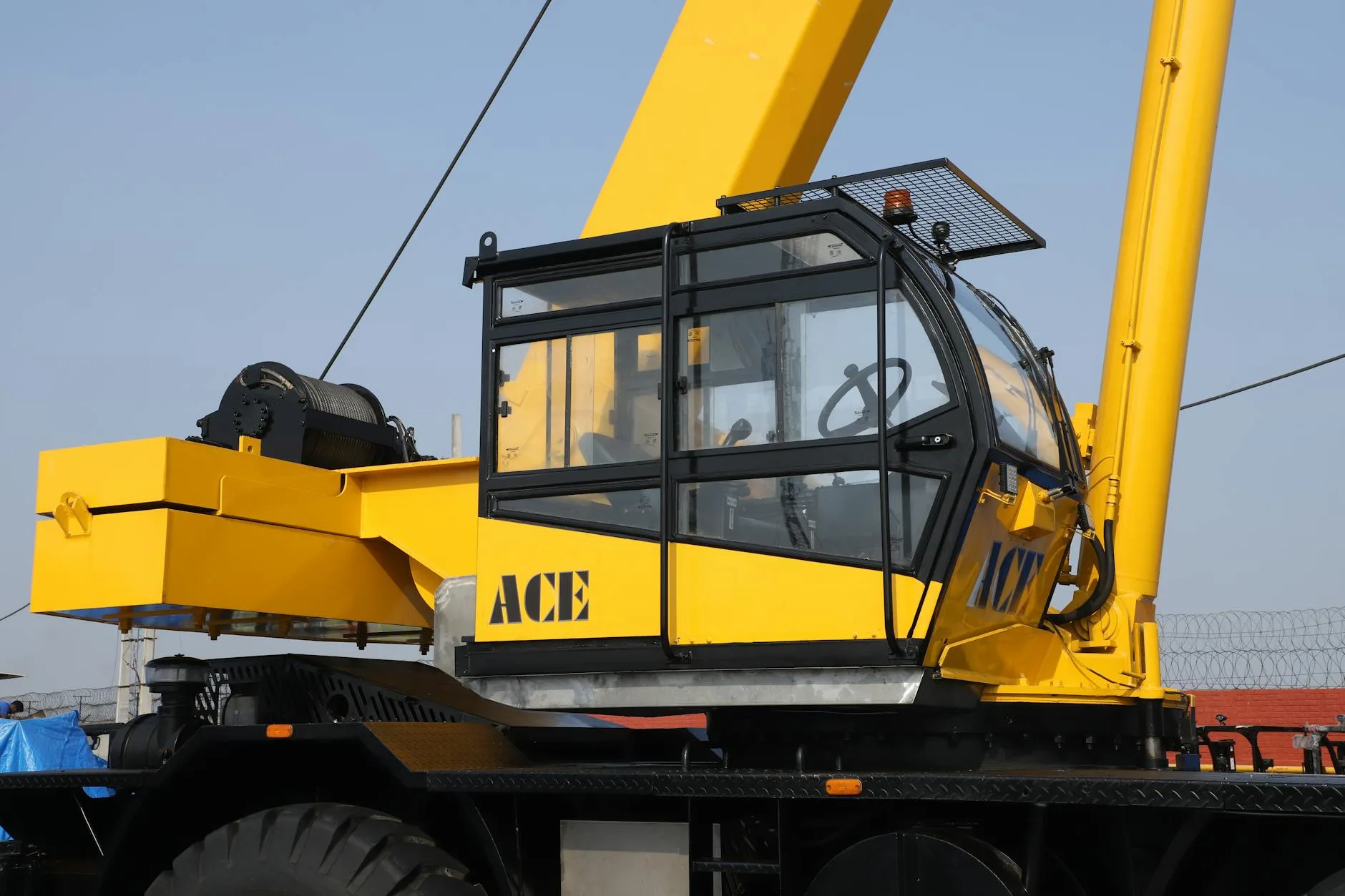 Zbliżenie układu hydraulicznego mobilnego dźwigu ACE 40XW