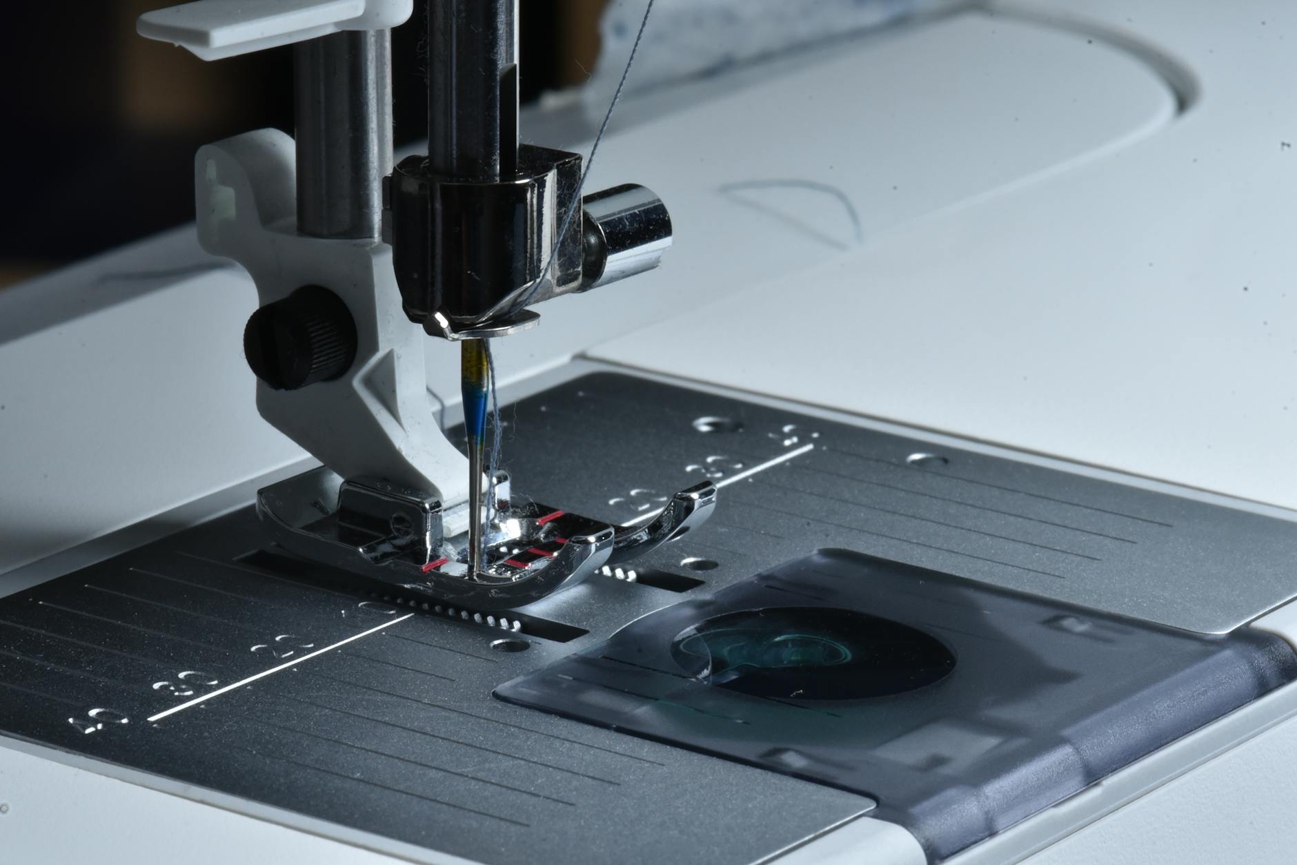 Igła i stopka dociskowa w domowej maszynie do szycia