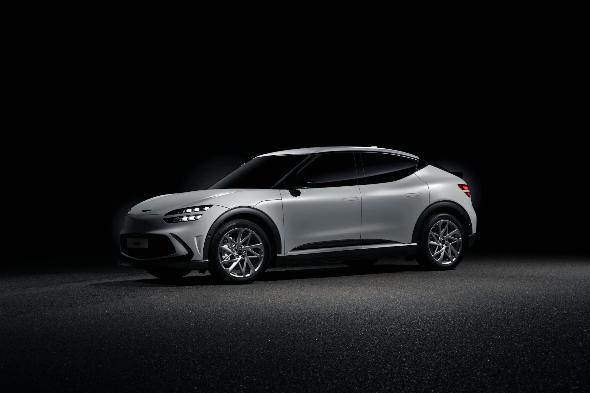 Elektryczny SUV Genesis GV60 w studiu na czarnym tle