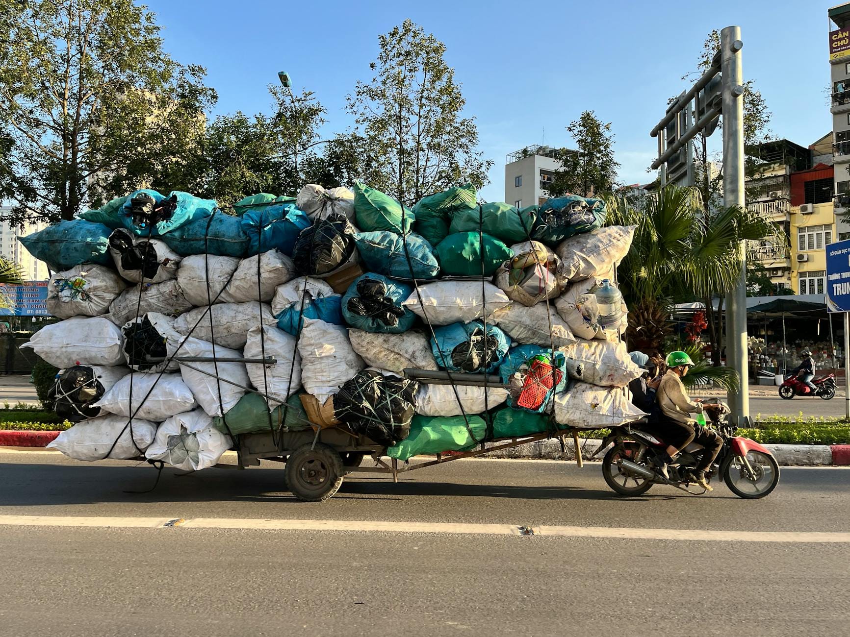 Motocykl na ulicy w Hanoi przewożący nadmiar bagażu