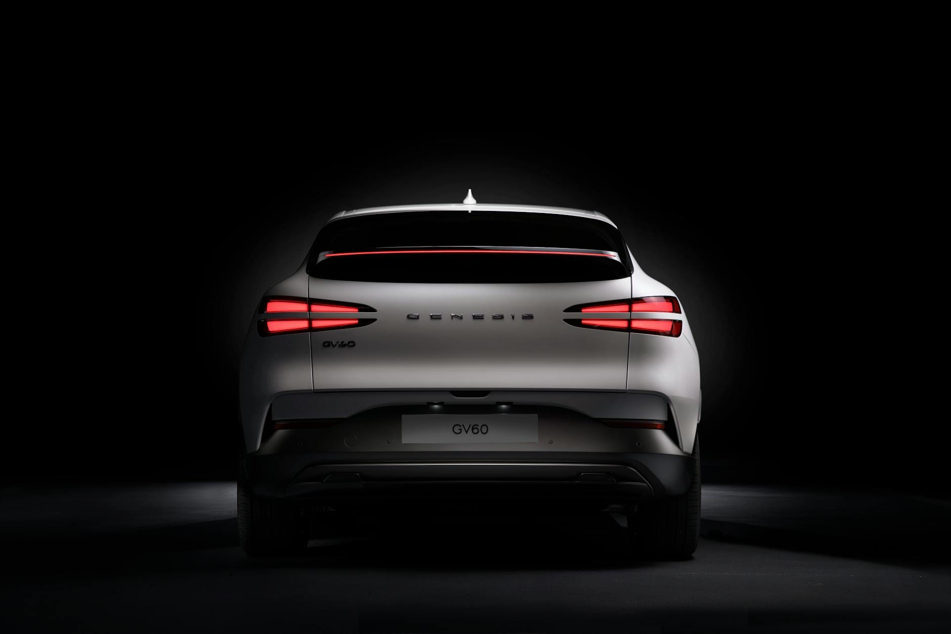 Tył białego elektrycznego SUV‑a z charakterystycznymi tylnymi lampami