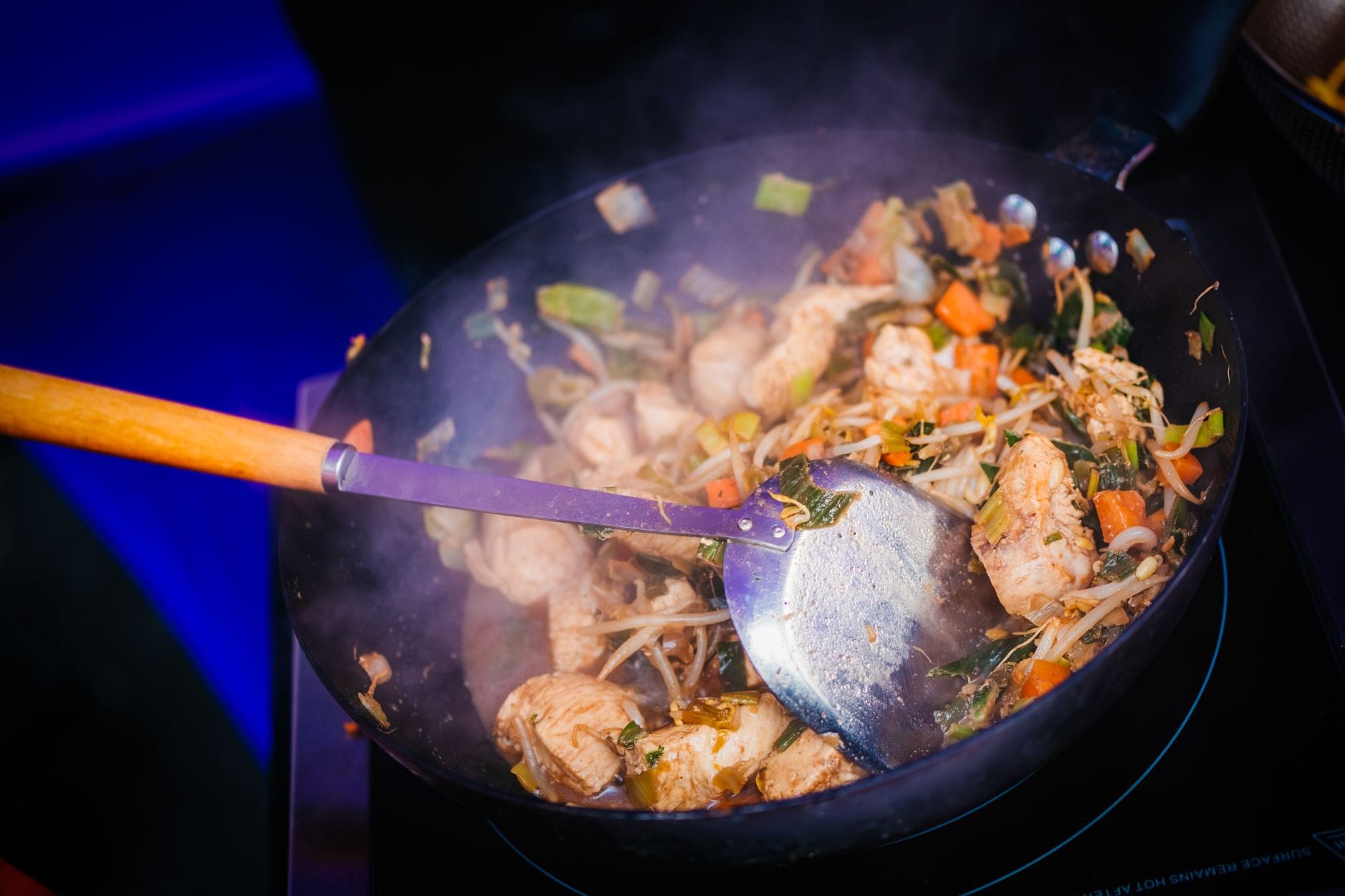 Kurczak stir fry z warzywami smażony w woku jako szybka zdrowa kolacja Kurczak stir fry z warzywami smażony w woku jako szybka zdrowa kolacja